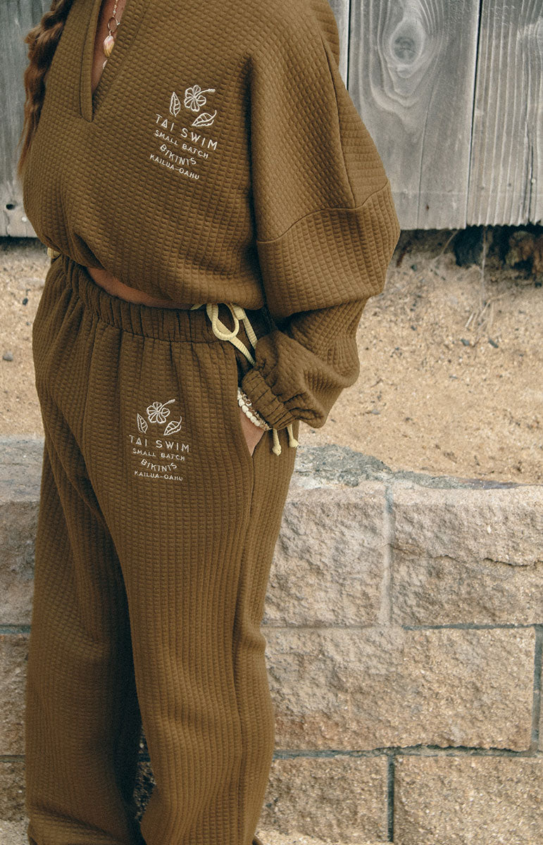 shaiann sweatpants in espresso lounge brown waffle textured beach cozy matching sustainable sets scrunchy waistband and oversized fitting sweatpants with matching crop top
